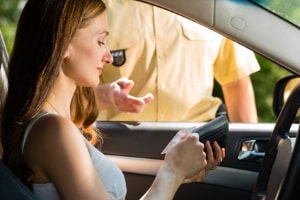 Eine allgemeine Verkehrskontrolle kann jeden treffen. Halten Sie Fahrzeugpapiere und Führerschein bereit.