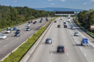 Auch auf der Autobahn kann dank Radar-Funktion die Geschwindigkeit der Fahrzeuge festgestellt werden.