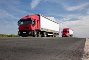 Strafe bei Überladung: LKW-Fahrer müssen in der Regel mit härteren Sanktionen rechnen als Autofahrer.