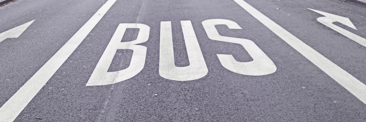 Es droht ein Bußgeld, wenn eine Busspur verbotswidrig benutzt wird.