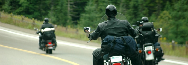 Wer mit dem Motorrad geblitzt wird - von vorne und hinten - kann mitunter als Fahrer identifiziert werden.