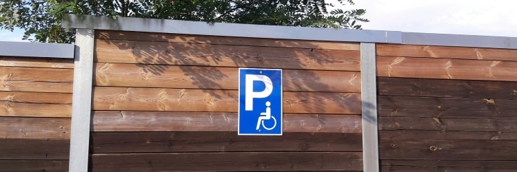 Das Parken gestaltet sich mit Behinderung oft schwierig. Deshalb gibt es spezielle Behindertenparkplätze.