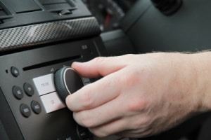 Verzichten Sie lieber auf Kopfhörer beim Autofahren und nutzen Sie stattdessen den Lautsprecher Ihres Autos.