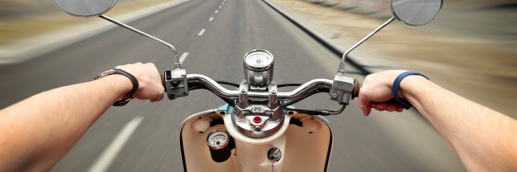 Ab welchen Alter darf man mit dem Moped fahren? Je nach Bundesland ist das ab 15 oder 16 Jahren erlaubt.