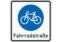 Eine Fahrradstraße wird durch VZ 244.1 angezeigt.