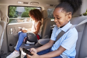 Ab wann reicht eine Sitzerhöhung für Kinder im Auto gemäß UN ECE-Reg. 44 aus?