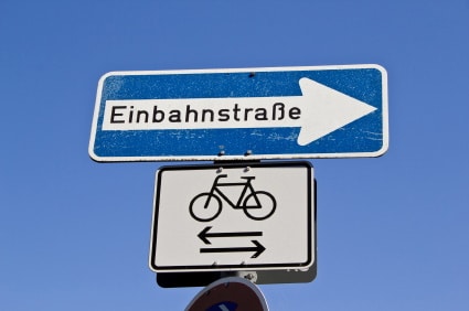 Bei diesem Zusatzschild darf die Einbahnstraße mit dem Fahrrad in beide Richtungen befahren werden.