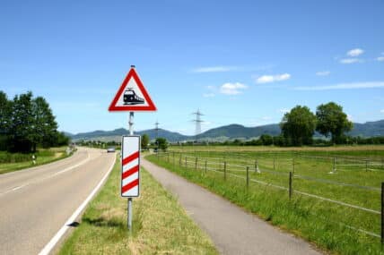 Schne Wo Ist Das Halten Verboten Auf Markierten Fahrstreifen Mit Richtungspfeilen Fotosnull