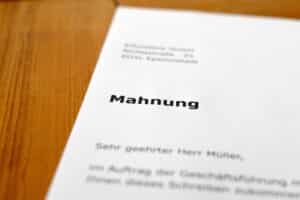 Bußgeldbescheid verloren: Eine Mahnung kann über Bußgeldhöhe und Zahlungsempfänger informieren.