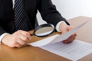 Sie wurden geblitzt? Ein Einspruch kann unter Umständen aufgrund von Fehlern im Bescheid erfolgsversprechend sein.