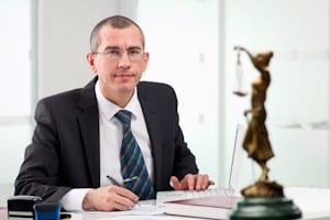 Ein Richter oder Staatsanwalt kann entscheiden, wer von der Zahlung der Geldauflage profitieren soll.