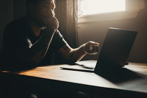 Den Blitzer online zu prüfen ist nicht möglich; den Bußgeldbescheid können Sie aber oft online einsehen.