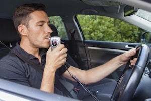 Egal ob im Auto oder auf dem Fahrrad – zu viel Alkohol hat ein Fahrverbot zur Folge.
