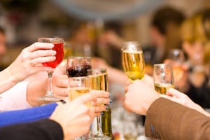 Bereits nach einem oder zwei Bier droht ein Fahrverbot wegen Alkohol.