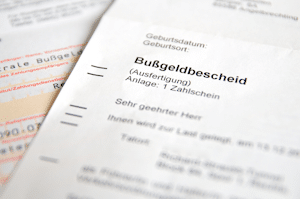 Geblitzt? Einen Anwalt können Sie einschalten, wenn Sie Fehler in der Messung vermuten.