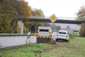 Radar-Anhänger verbinden die Vorteile von festen und mobilen Blitzern.