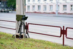 Ab welcher Entfernung blitzt ein mobiler Blitzer? Je nach Modelll lösen Blitzer mehrere Meter entfernt oder kurz davor aus.