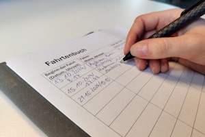 Unter bestimmten Umständen kommt es zur Anordnung, ein Fahrtenbuch zu führen.