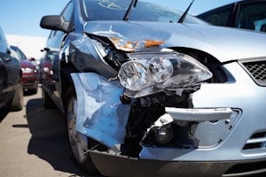 Haben Sie mit einem Auto einen Auffahrunfall, müssen Sie notwendige Formalitäten erledigen.