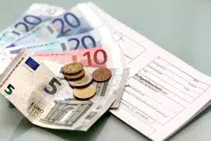Vernachlässigen Sie eine Fahrtenbuchpflicht, kann ein Bußgeld folgen.