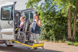 Fahrverbot: Ein Härtefall liegt häufig vor, wenn der Betroffene den Führerschein zur Pflege von Angehörigen braucht.