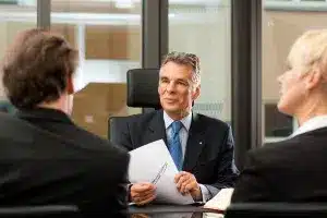 Wollen Sie gegen ein Fahrverbot vorgehen, wenden Sie sich im Idealfall an einen Anwalt.