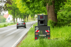Sind mobile Blitzer auf der Autobahn erlaubt? Ja, sie dürfen sowohl auf Autobahnen als auch Landstraßen stehen.