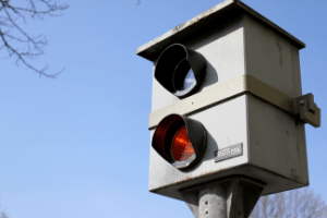Müssen stationäre Blitzer angekündigt werden? Nein, dazu hat die Polizei keine gesetzliche Verpflichtung.