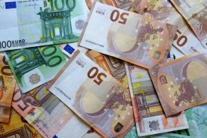 Ein ärztliches Gutachten verursacht Kosten. Wie hoch diese ausfallen, hängt von verschiedenen Faktoren ab.
