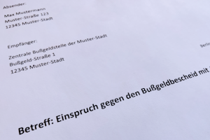 Einspruch: Wer mit Handy am Steuer erwischt wurde, kann sich gegen den Bescheid wehren.