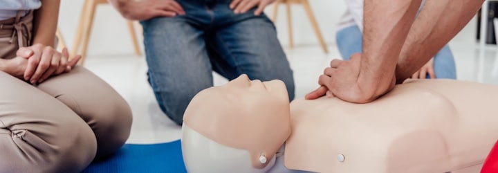 Wie Sie richtig Erste Hilfe leisten, lernen Fahrschüler in einem Kurs.