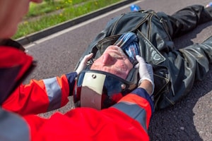 Sollte nach einem Unfall dem Motorradfahrer der Helm abgenommen werden?