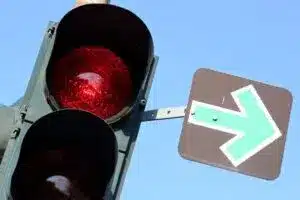 Abbiegen bei einem Grünpfeil dürfen Sie auch bei roter Ampel.