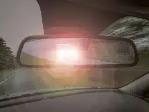 Achtung bei der Beleuchtung am Auto: Auch von hinten können Sie blenden.