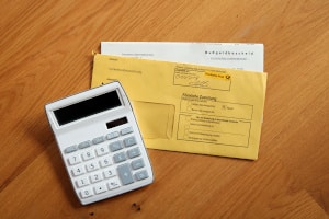 Jeder Bußgeldbescheid weist mindestens 25 Euro als Gebühr aus.