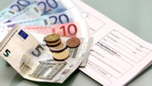 Die im Bußgeldbescheid angegebenen Gebühren beruhen auf § 107 OWiG.