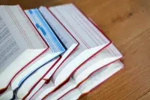 Die Bußgelderhöhung ist nicht konkret im Gesetz geregelt. Es liegt im Ermessen der Beamten.
