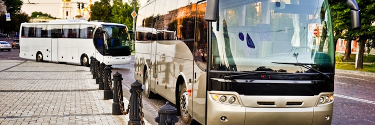 Der Bußgeldkatalog für den Bus regelt neben der Geschwindigkeit auch Ruhezeiten und die maximale Beladung.
