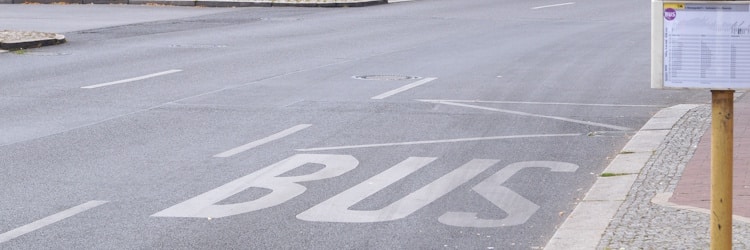 Welche Regeln sollten Verkehrsteilnehmer zum Bussonderstreifen beachten?