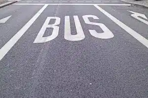 Die Busspur ist in der Regel mit dem Schriftzug "BUS" gekennzeichnet.