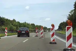 Was ist vorgeschrieben, wenn durch eine Baustelle eine einseitig verengte Fahrbahn entsteht?
