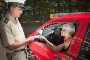 Bei einem Einspruch gegen den Führerscheinentzug kann es sinnvoll sein, einen Anwalt hinzuzuziehen.