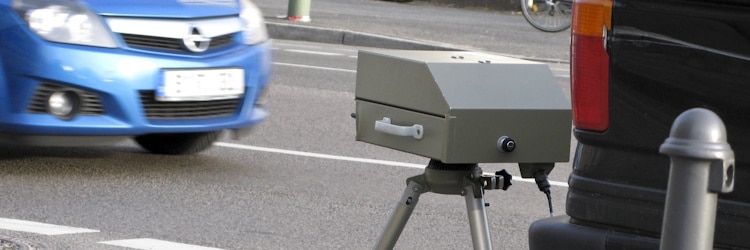 Der ESO µP 80 ermittelt per Lichtschranke Geschwindigkeitsverstöße.