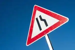 Das richtige Vorgehen an einer Fahrbahnverengung soll den Verkehrsfluss nicht beeinträchtigen.