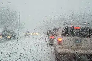 Blenden Sie beim Fahren mit Nebelscheinwerfer den Gegenverkehr, droht eine Strafe.