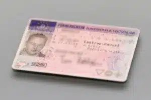 Fahrverbot und Führerscheinentzug sind zwei verschiedene Sanktionen bei Verkehrsdelikten.