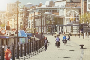 In der Fußgängerzone wird das Fahrrad geschoben - ein Zusatzschild kann die Regel aufheben.