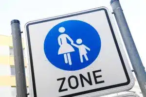 Für eine Fußgängerzone ist dieses Schild und seine Bedeutung in der StVO festgehalten.