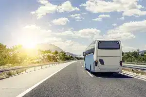Die Geschwindigkeit vom Reisebus kann u. U, auch höher als die eines Linienbusses sein.