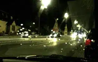 Richtiges Kfz-Licht: Das Abblendlicht ist bei schlechter Sicht durch Dunkelheit oder Niederschlag einzuschalten.